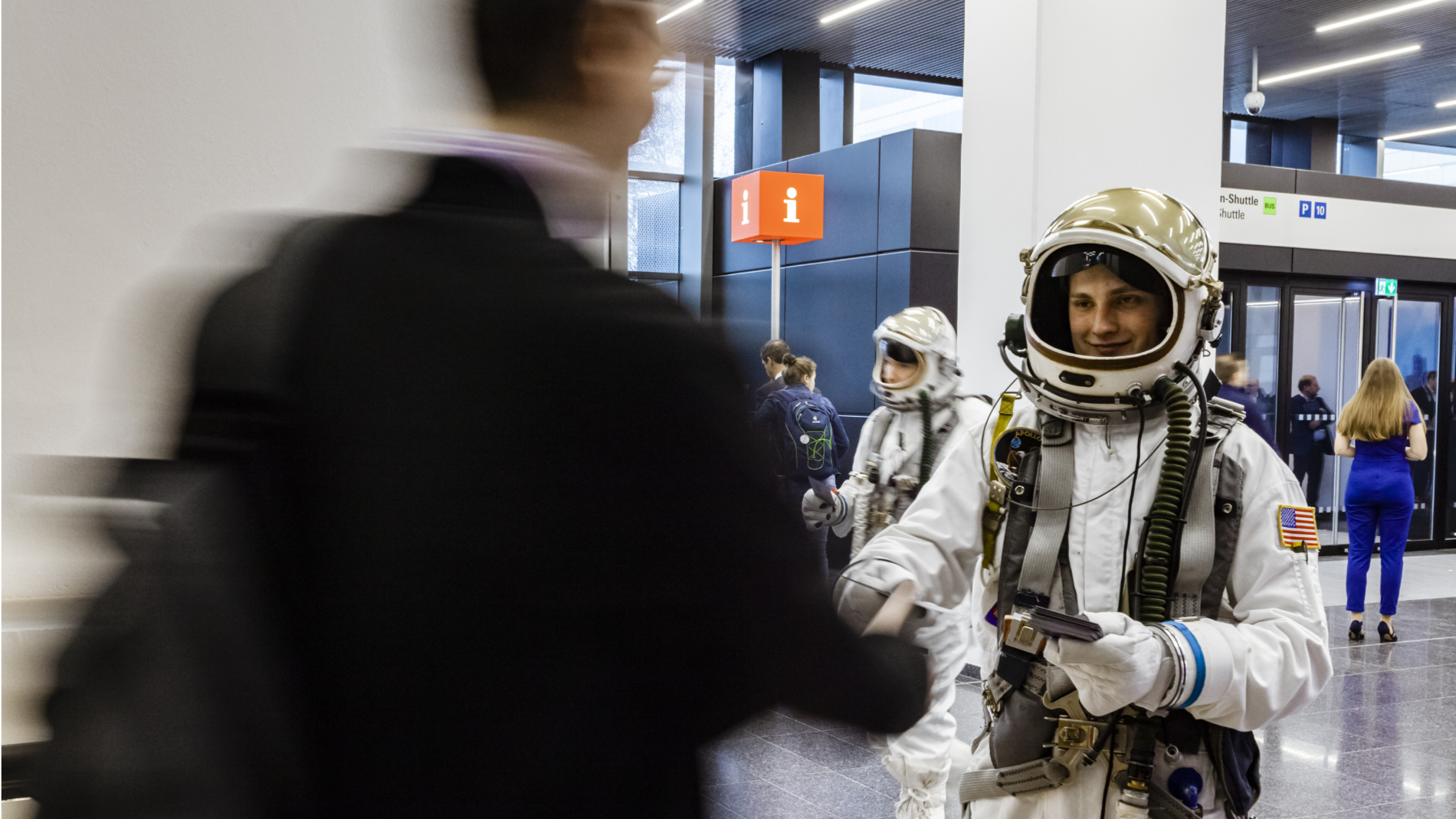 Promotion: Hostess im Astronauten-Anzug auf der Messe Frankfurt