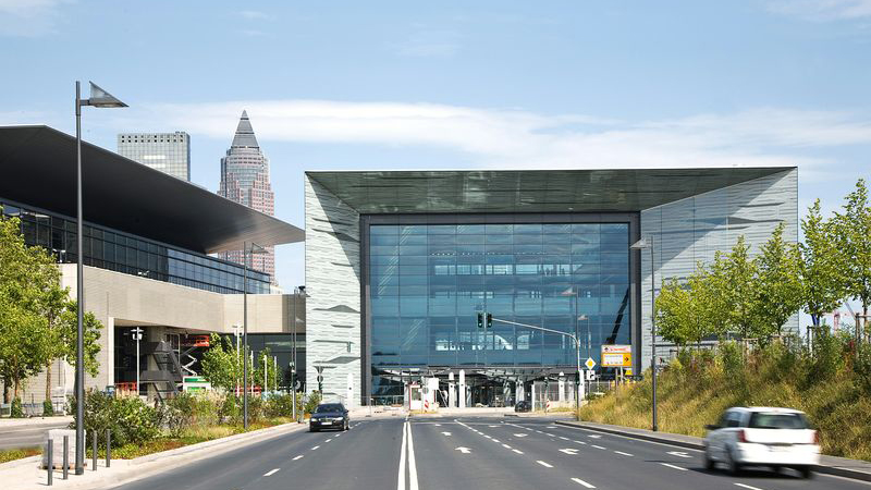 Messe Frankfurt Portalhaus entrance with cars in front