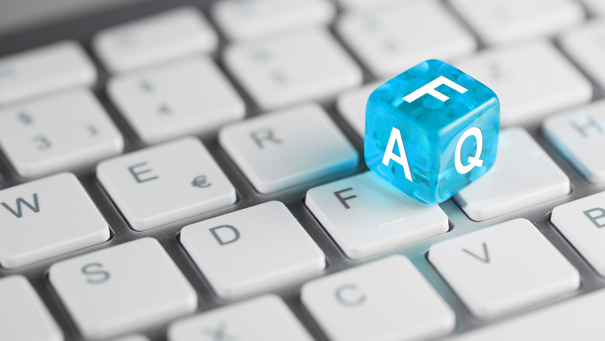 Ein Würfel mit den Buchstaben F, A und Q liegt auf einer Tastatur