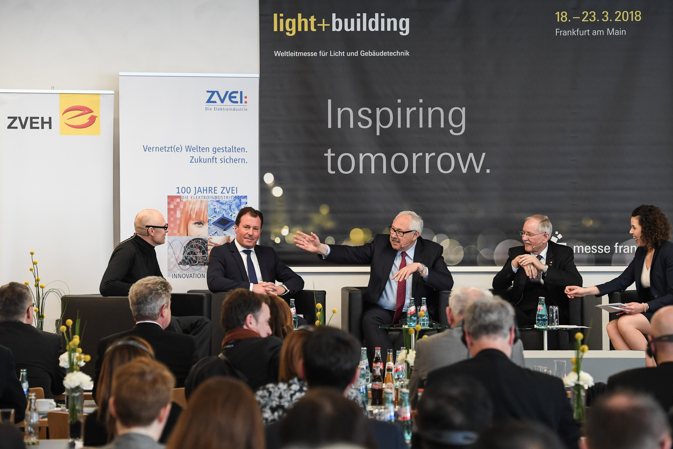 v.l.n.r.: Prof. Wolfgang Henseler, Wolfgang Marzin (Vorsitzender der Geschäftsführung der Messe Frankfurt GmbH), Michael Ziesemer (Präsident des ZVEI), Dipl.-Ing. Lothar Hellmann (ZVEH-Präsident), Moderatorin Katie Gallus