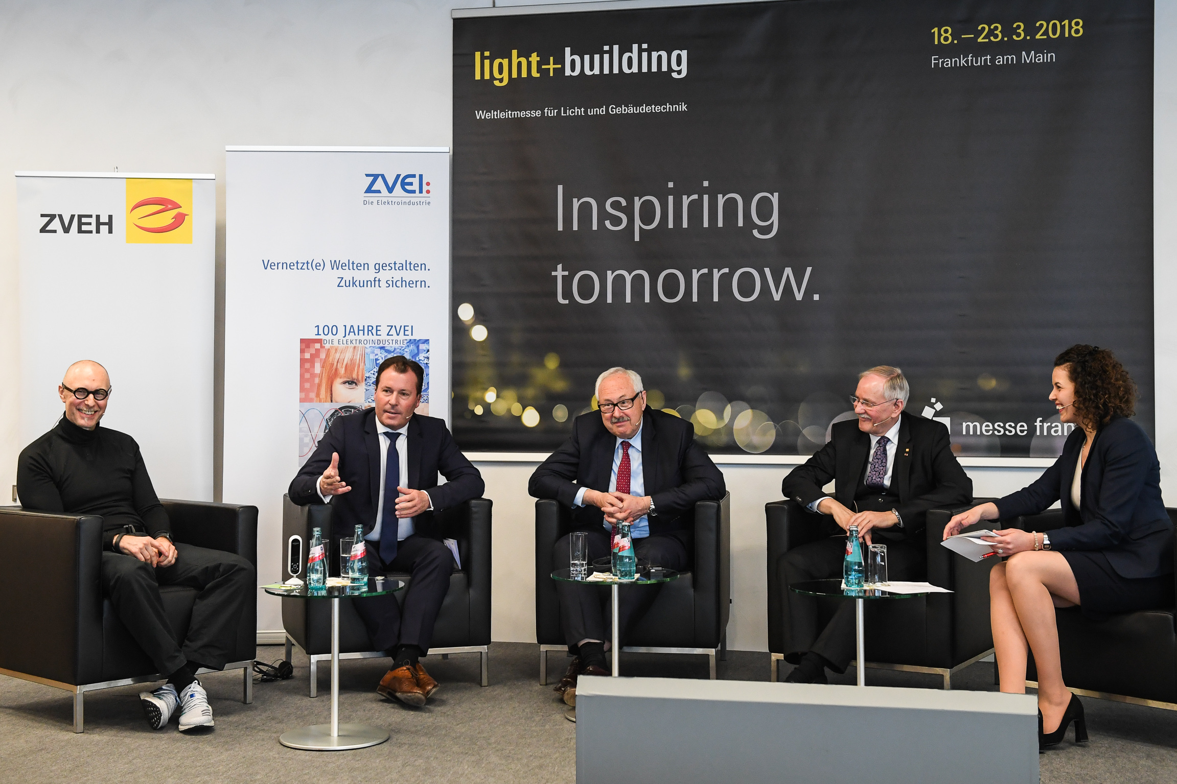 v.l.n.r.: Prof. Wolfgang Henseler, Wolfgang Marzin (Vorsitzender der Geschäftsführung der Messe Frankfurt GmbH), Michael Ziesemer (Präsident des ZVEI), Dipl.-Ing. Lothar Hellmann (ZVEH-Präsident), Moderatorin Katie Gallus