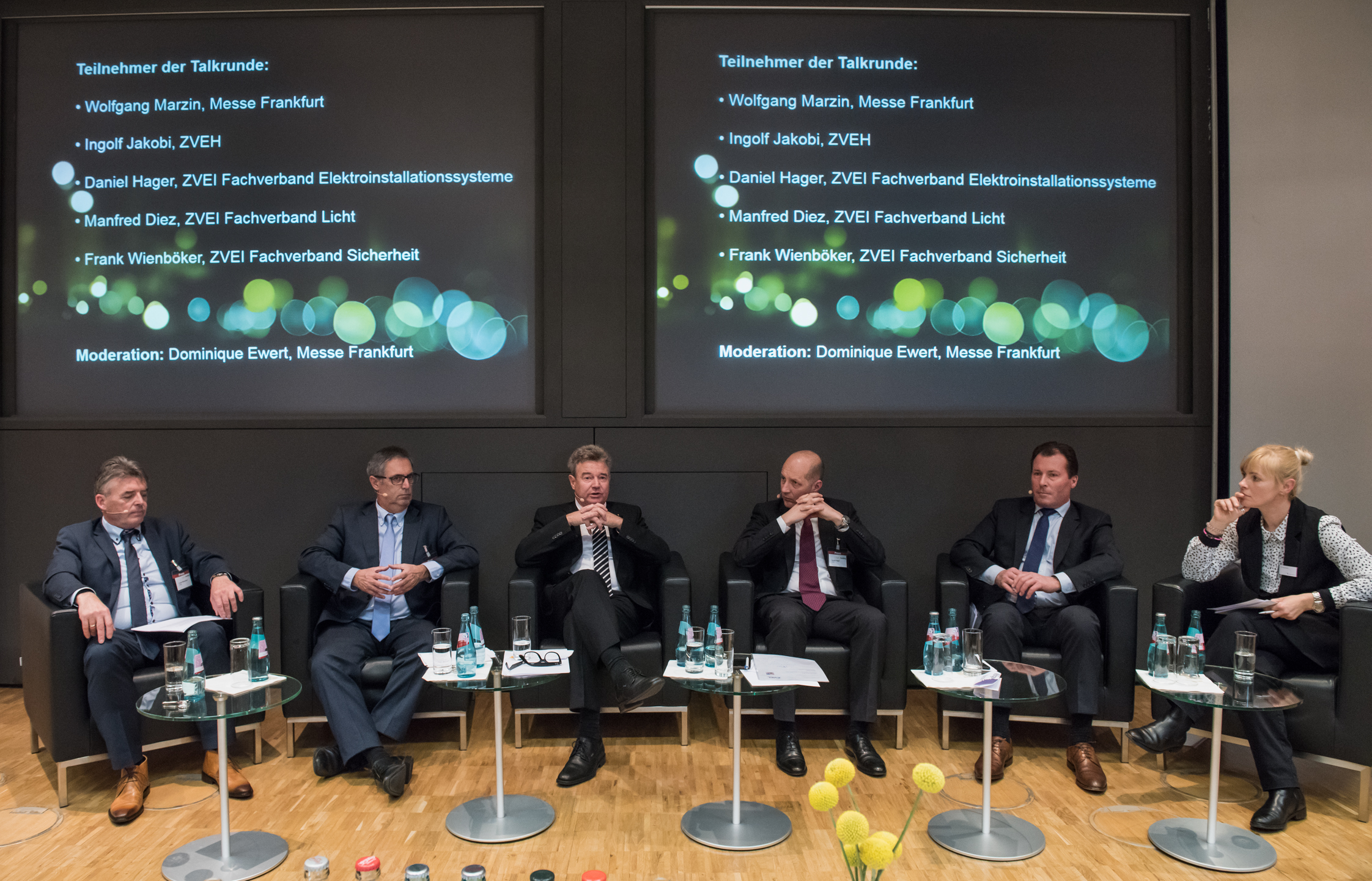Frank Wienböker, Zentralverband Elektrotechnik und Elektronikindustrie (ZVEI), Vorstandsmitglied des Fachverbands Sicherheit; Manfred Diez, Zentralverband Elektrotechnik und Elektronikindustrie (ZVEI), Vorsitzender des Fachverbands Licht; Ingolf Jakobi, Zentralverband der Deutschen Elektro- und Informationstechnischen Handwerke (ZVEH), Hauptgeschäftsführer; Daniel Hager, Zentralverband Elektrotechnik und Elektronikindustrie (ZVEI), stellv. Vorsitzender des Fachverbands Elektroinstallationssysteme; Wolfgang Marzin, Vorsitzender der Geschäftsführung der Messe Frankfurt GmbH; Dominque Ewert, Leiterin Marketingkommunikation (v.l.n.r.)