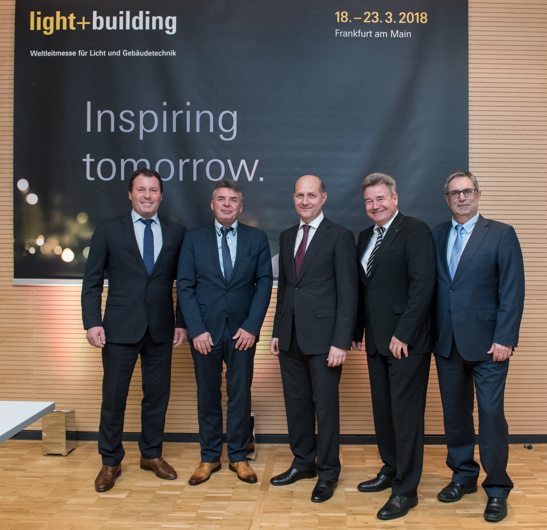 Wolfgang Marzin, Vorsitzender der Geschäftsführung der Messe Frankfurt GmbH; Frank Wienböker, Zentralverband Elektrotechnik und Elektronikindustrie (ZVEI), Vorstandsmitglied des Fachverbands Sicherheit; Daniel Hager, Zentralverband Elektrotechnik und Elektronikindustrie (ZVEI), stellv. Vorsitzender des Fachverbands Elektroinstallationssysteme; Ingolf Jakobi, Zentralverband der Deutschen Elektro- und Informationstechnischen Handwerke (ZVEH), Hauptgeschäftsführer; Manfred Diez, Zentralverband Elektrotechnik und Elektronikindustrie (ZVEI), Vorsitzender des Fachverbands Licht (v.l.n.r.)