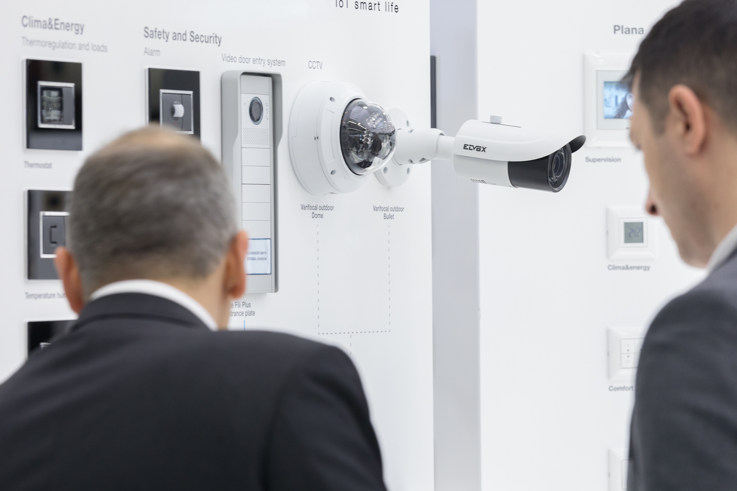 Whether electronic locking systems, surveillance cameras or fire protection: connected security technology is an integral part of the technical building infrastructure.