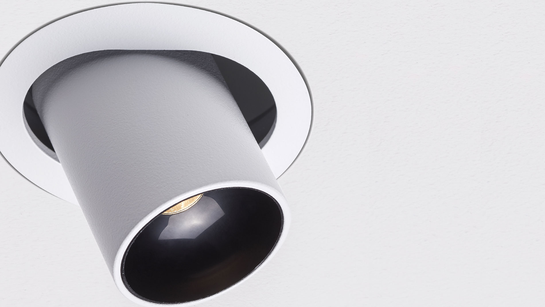 Trigga | Rahmenloser Halbeinbauspot / Frameless semi-recessed spotlight, Design: SERGE CORNELISSEN BVBA, Hersteller/Manufacturer: Molto Luce GmbH