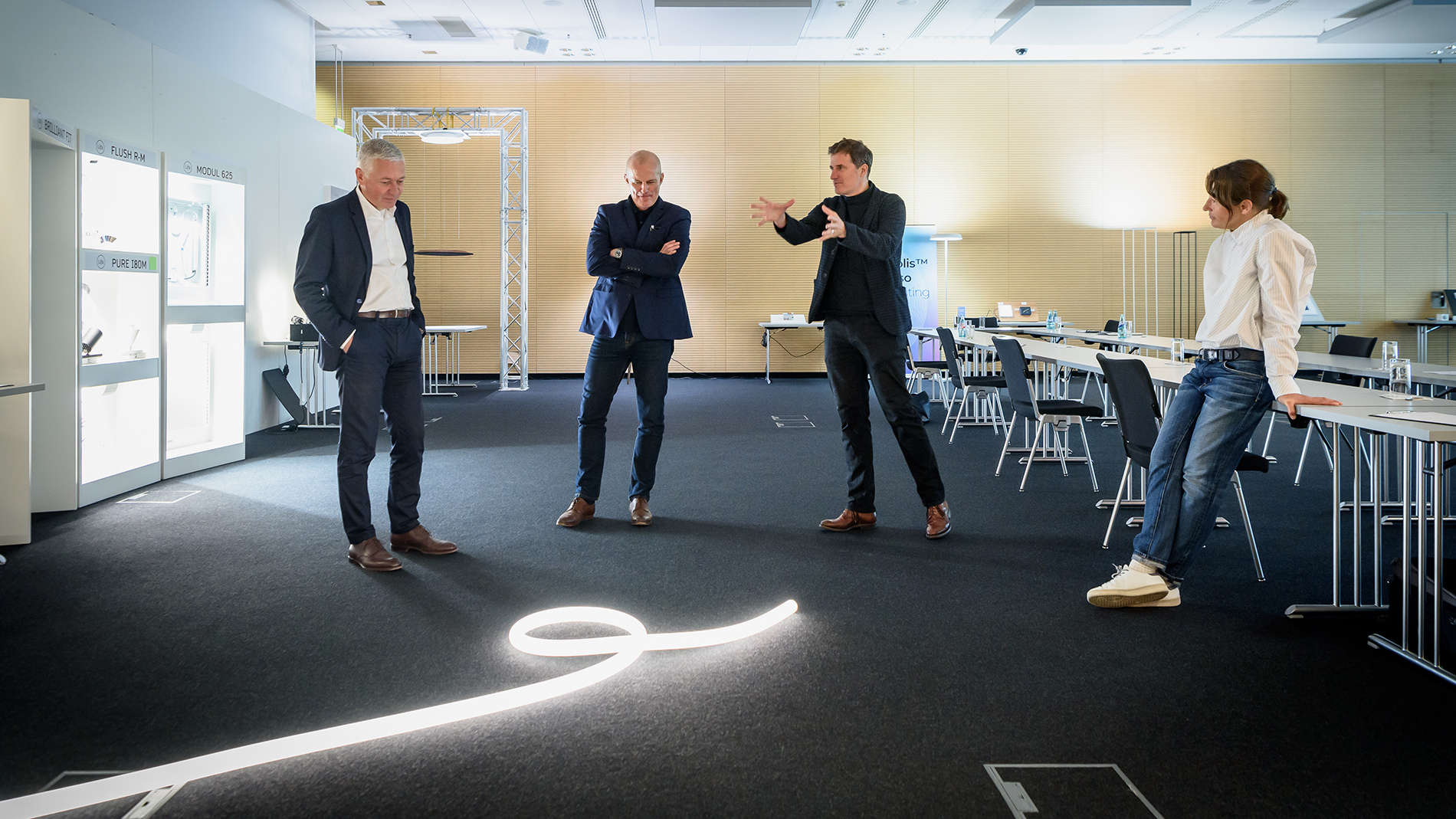 (From right to left) Judges Catrin Brändle-Wigand, Christian Simons, Julian Andreas Schoyerer and Matthias Koch discuss the 39 products entered for the Architecture+Technology Innovation Award  (Source: AIT – Moritz Bernoully)