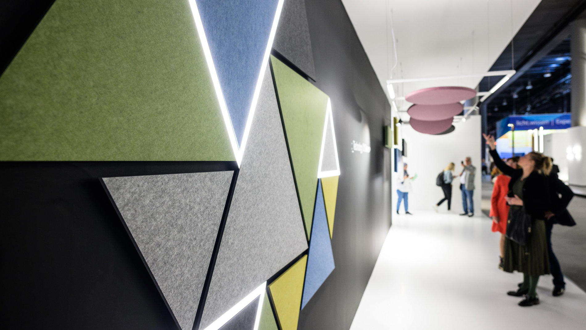 As a design element, noise-absorbing surfaces and lighting elements form a symbiosis.