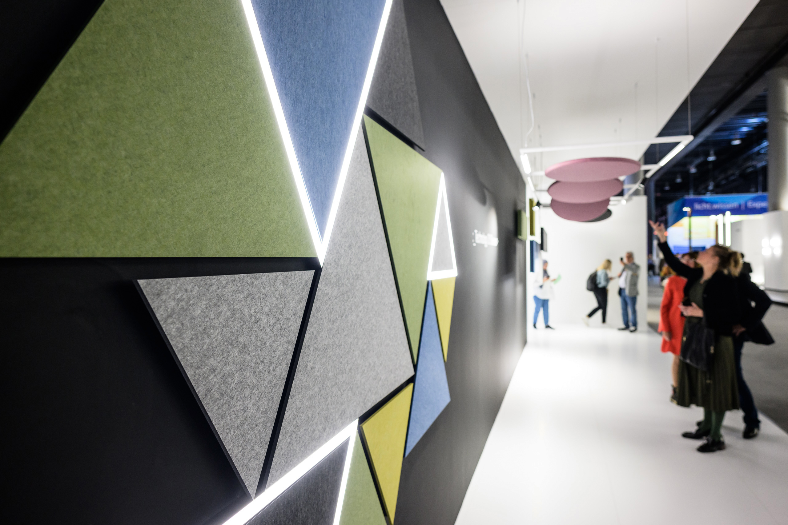 As a design element, noise-absorbing surfaces and lighting elements form a symbiosis
