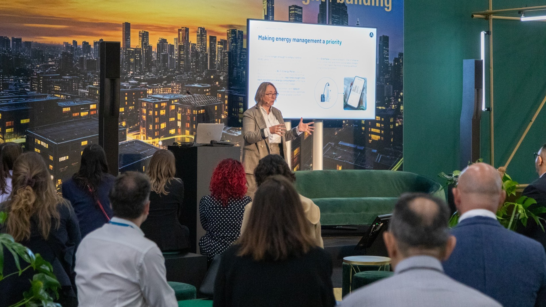 Rednerin auf der Exhibitor Stage