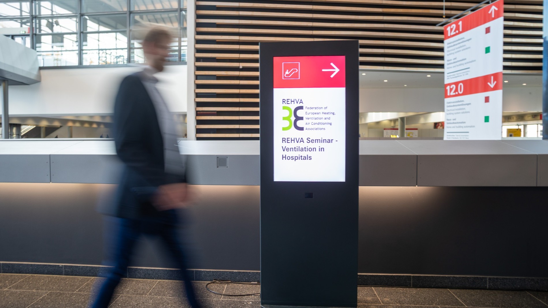 Ein Mann läuft an einem Hinweisschild vorbei