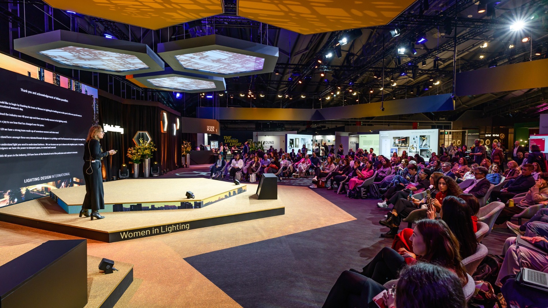 Vortrag auf einer Bühne in der Design Plaza