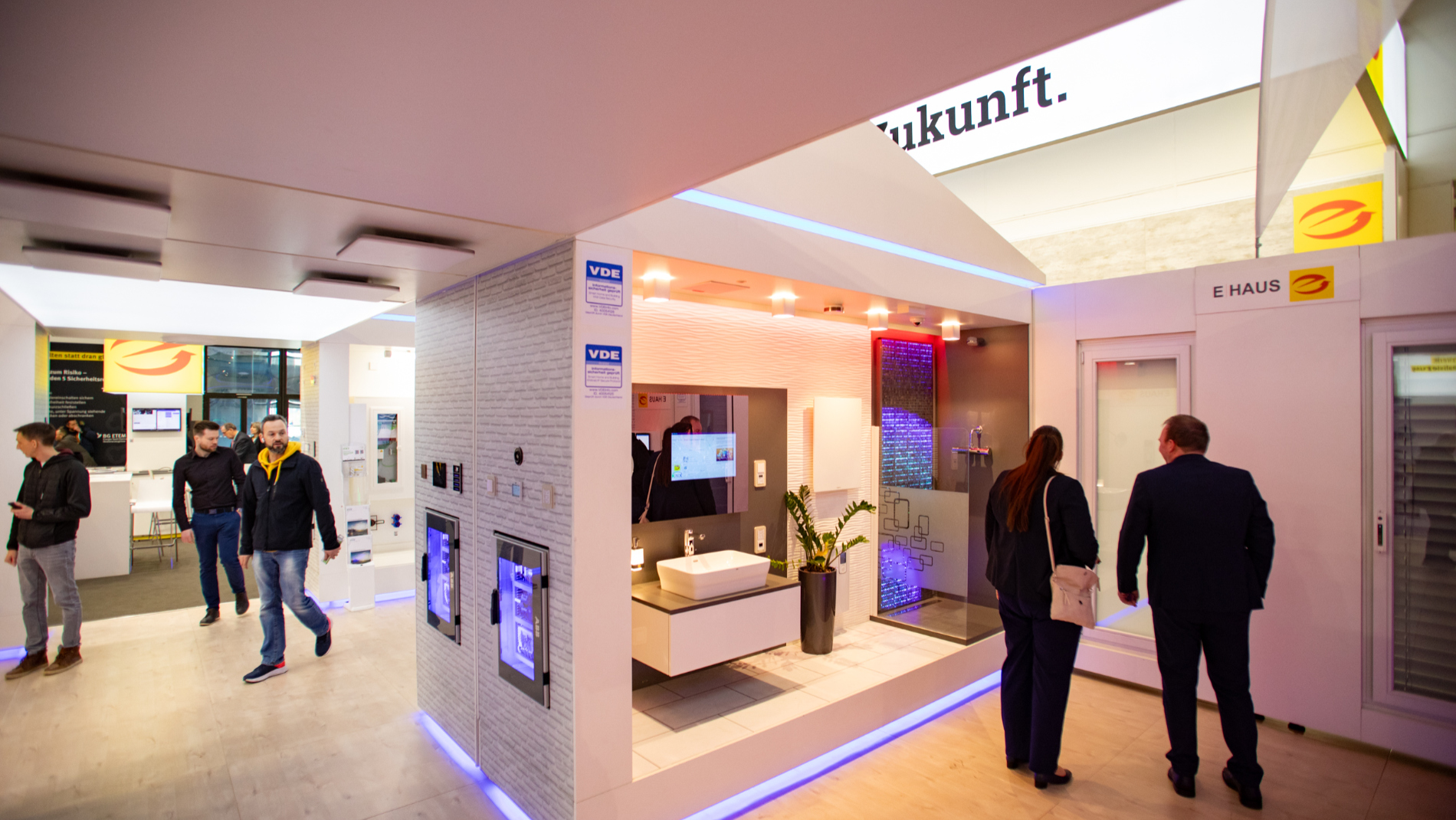 Besucher im E-Haus-Areal auf der Light + Building