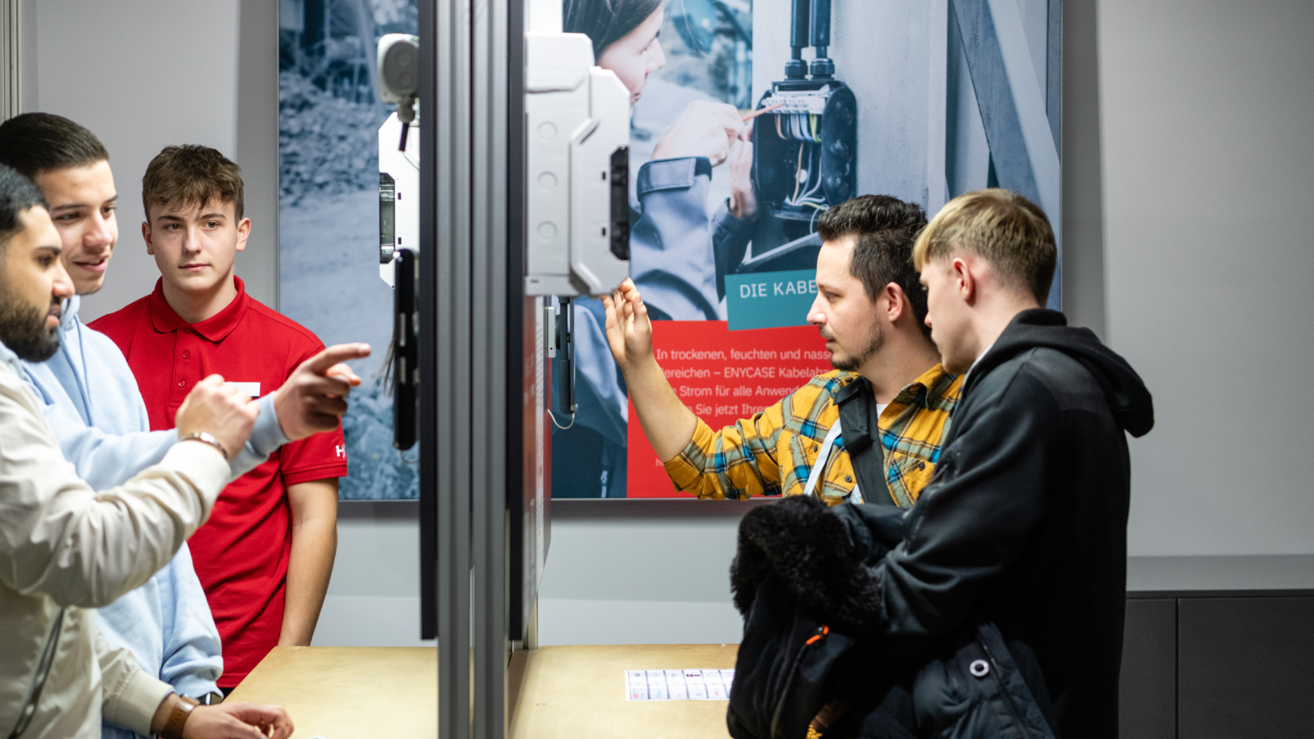 Fünf Männer stehen in der Werkstattstraße