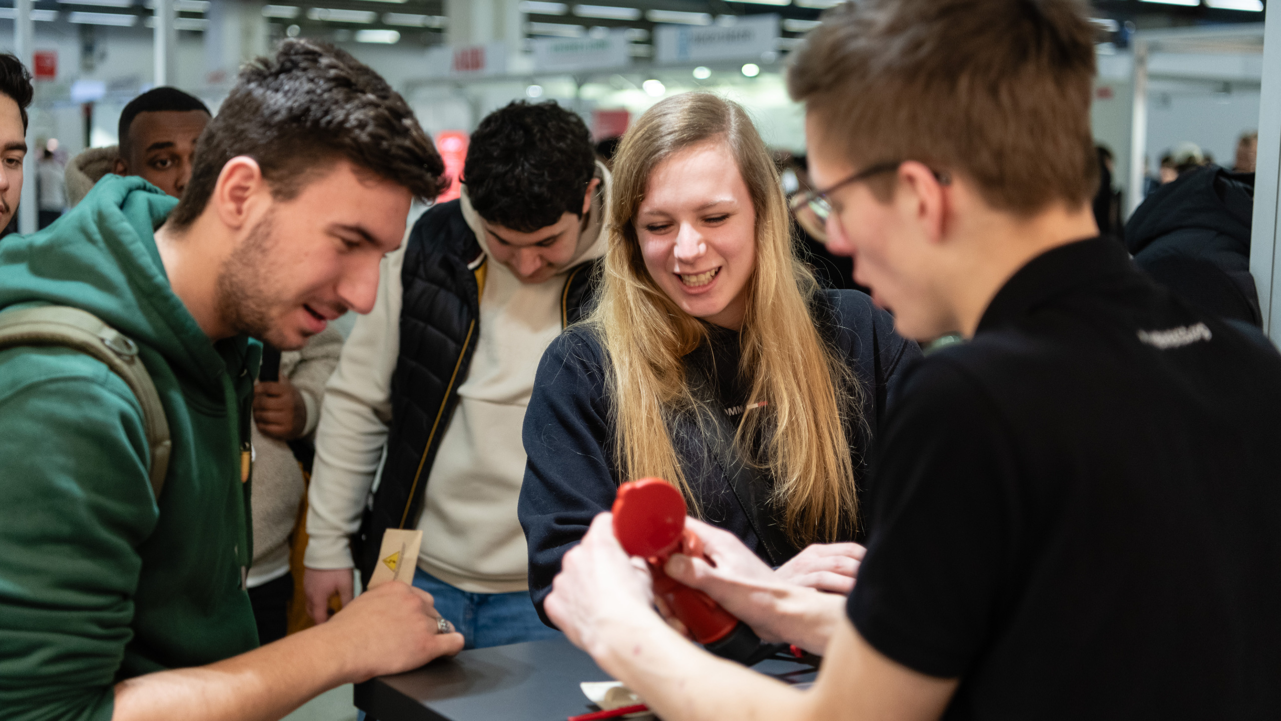 Personen auf der Werkstattstraße der Light + Building