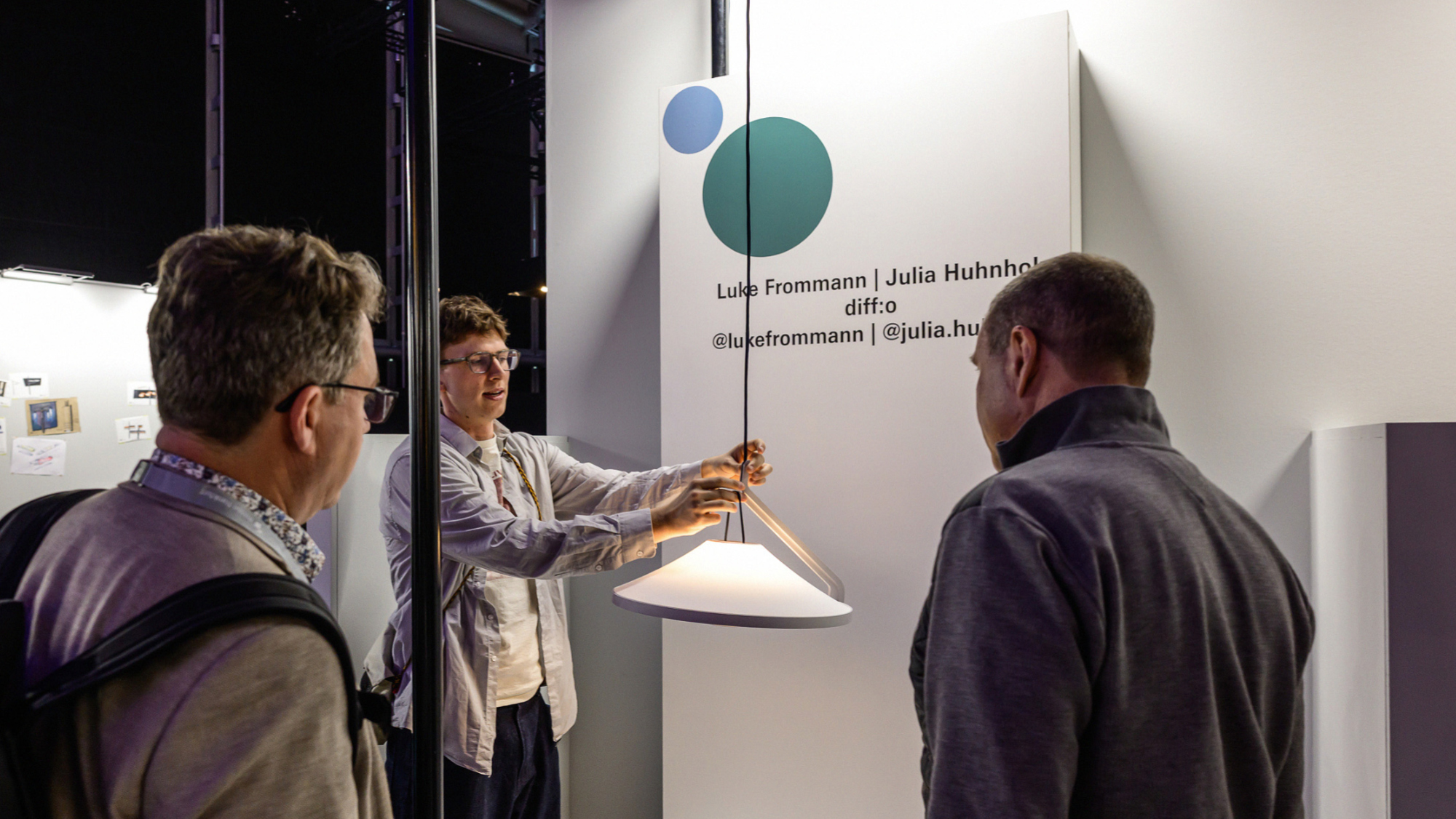 Besucher unterhalten sich im Areal von Young Talents