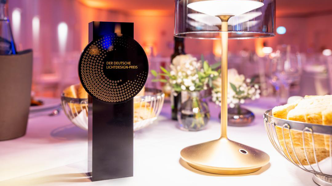 Lichtdesign-Preis steht auf einem Tisch