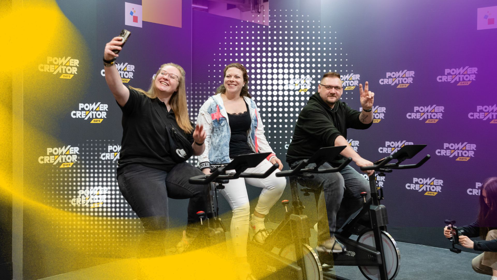 Drei Messebesucher sitzen auf E-Bikes