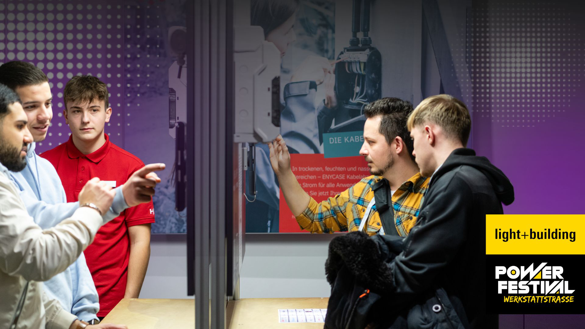 Fünf Männer stehen in der Werkstattstraße