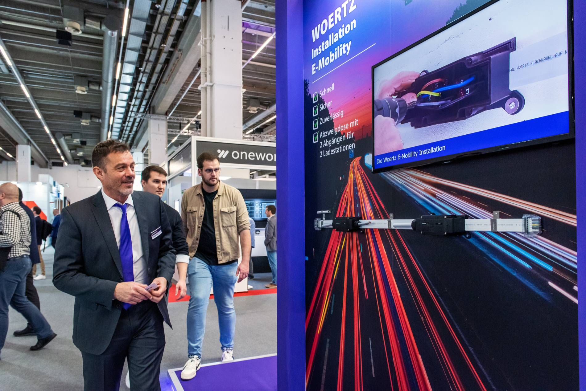 Aussteller und Besucher in einer Messehalle