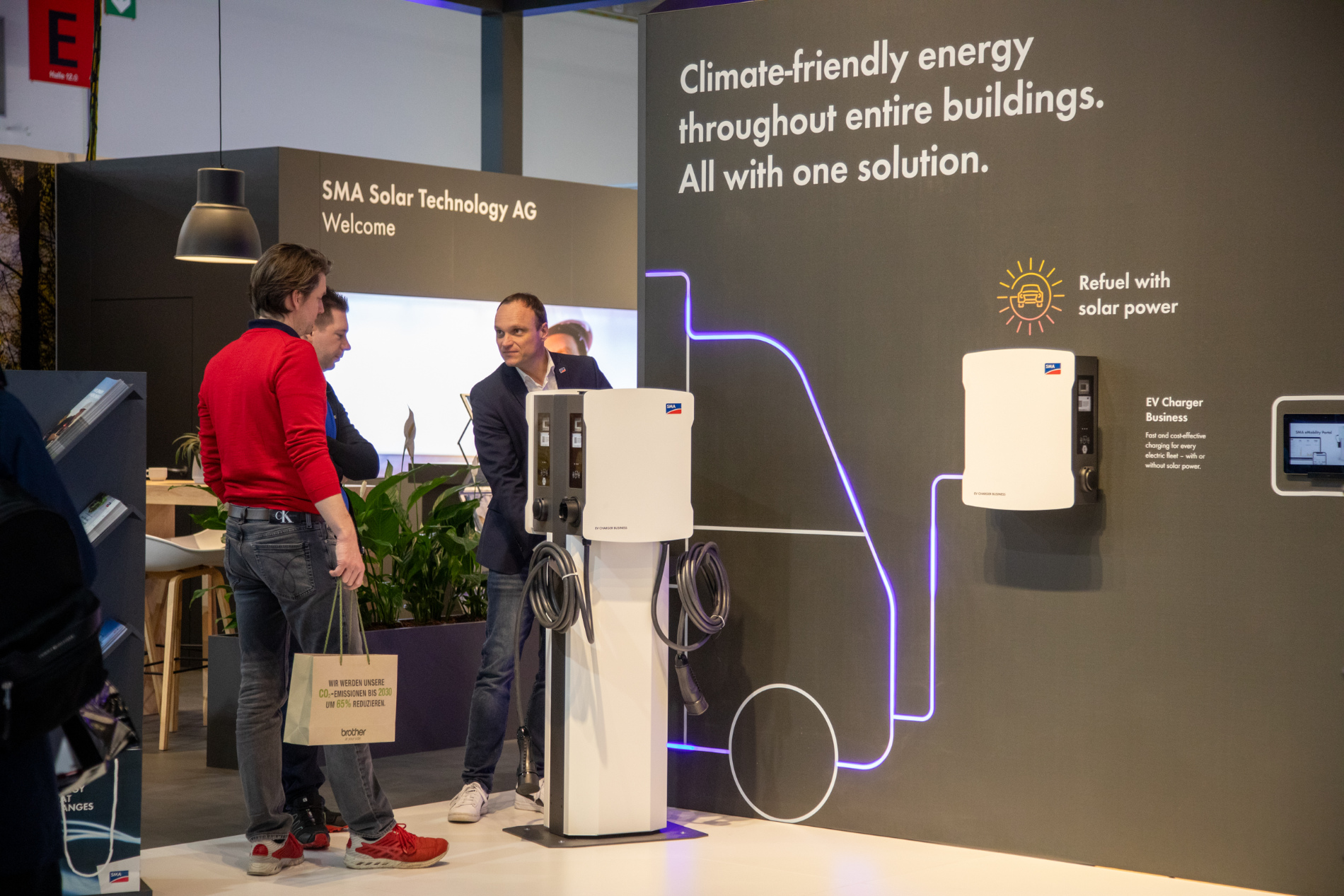 Besucher und Aussteller im Gespräch