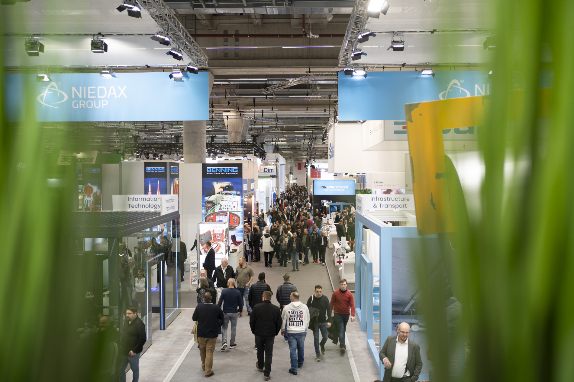 Besucher strömen durch eine Messehalle