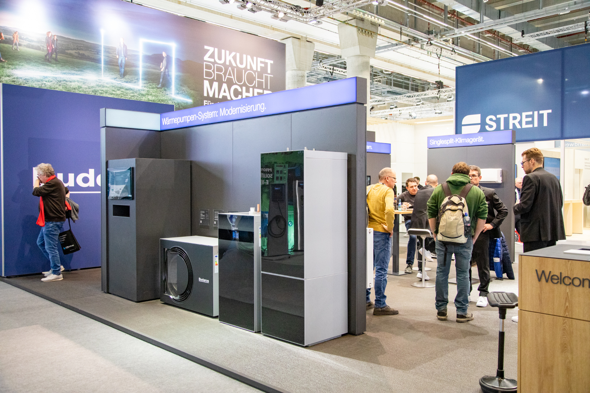 Messebesucher in einer Halle