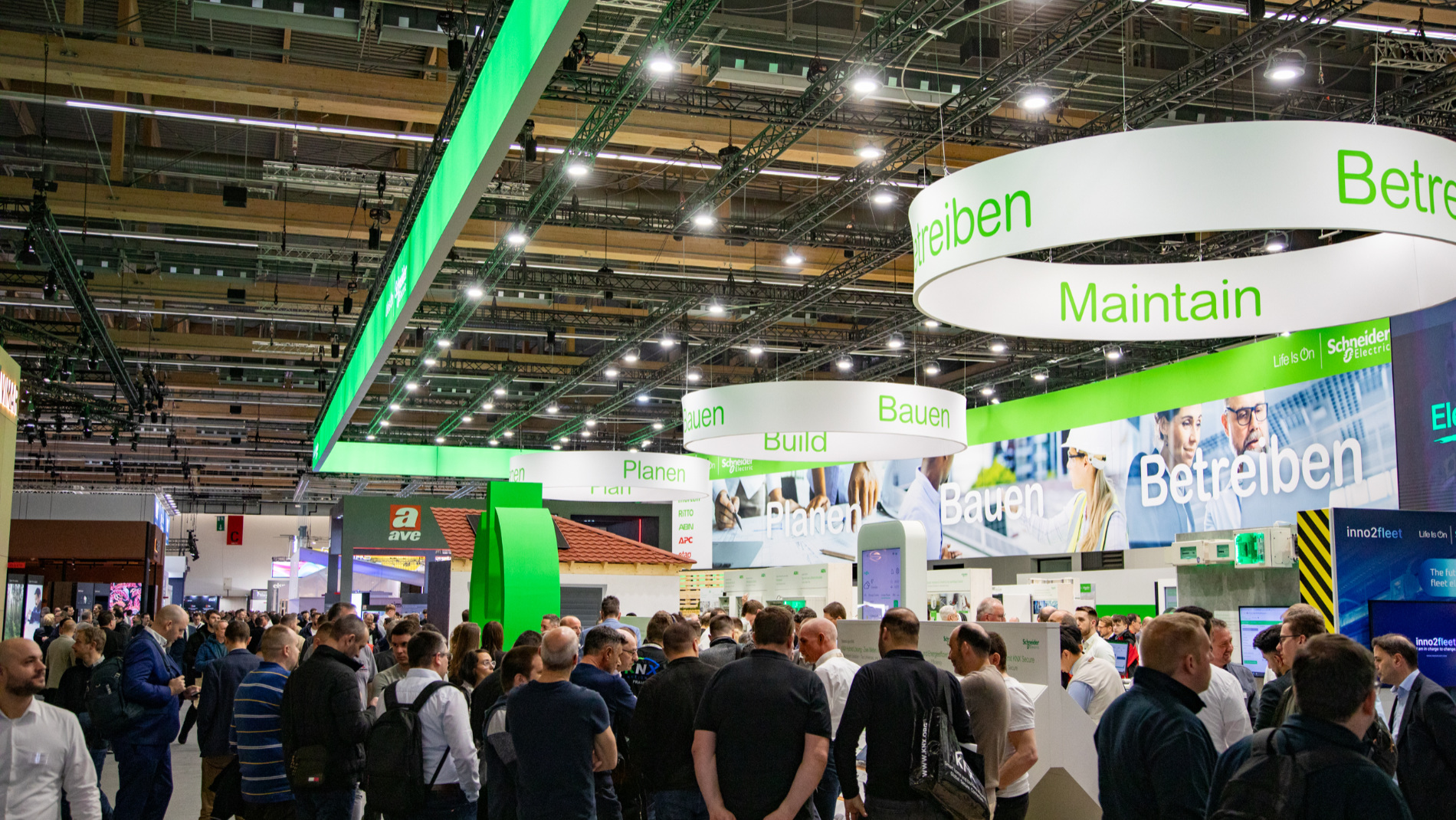 Messebesucher in einer Halle der Light + Building