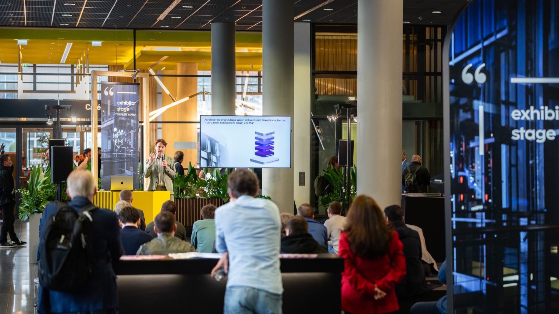 Zuhörer bei einer Präsentation auf der Light + Building