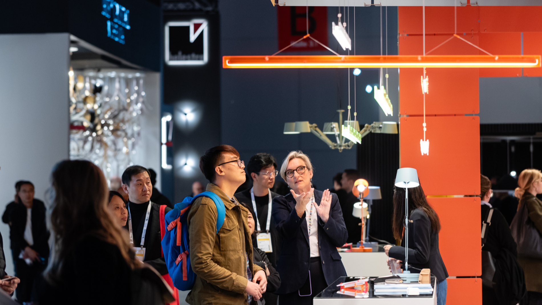 Besucher und Aussteller im Gespräch