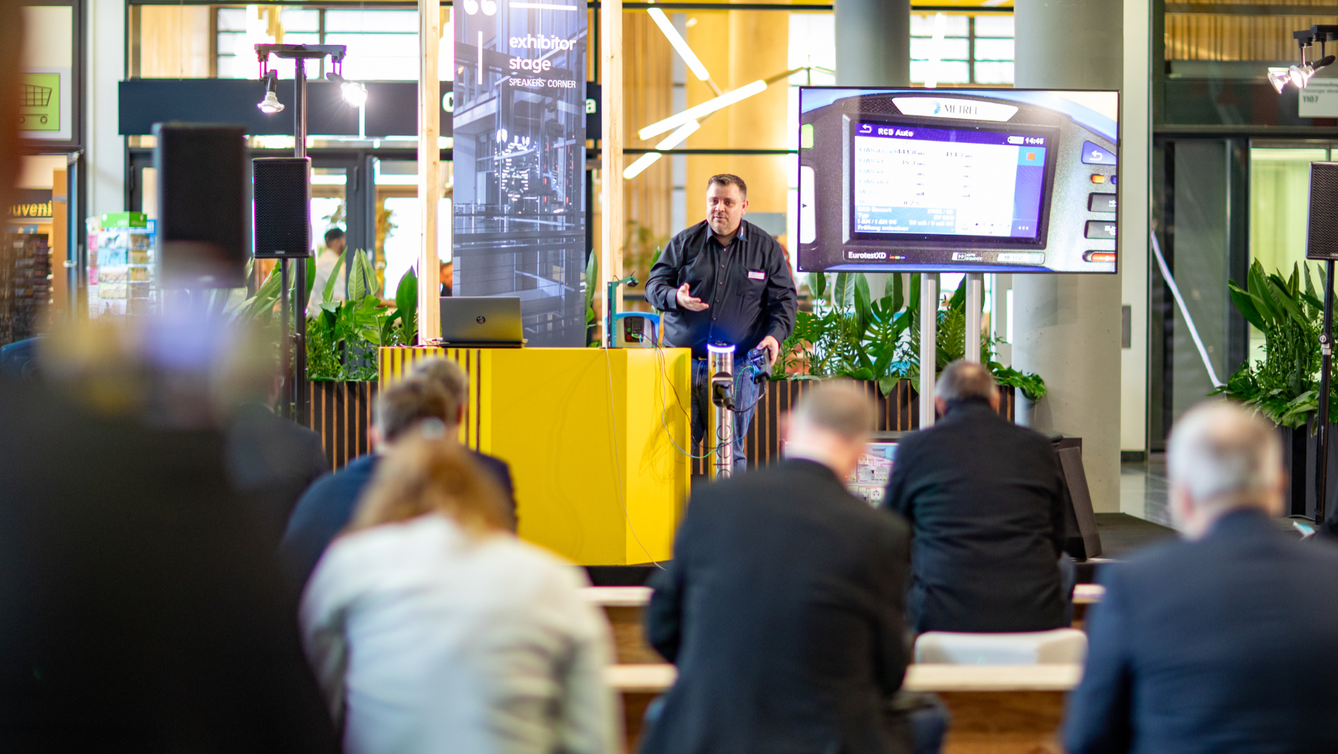 Trade fair visitors at a presentation on the Exhibitor Stage