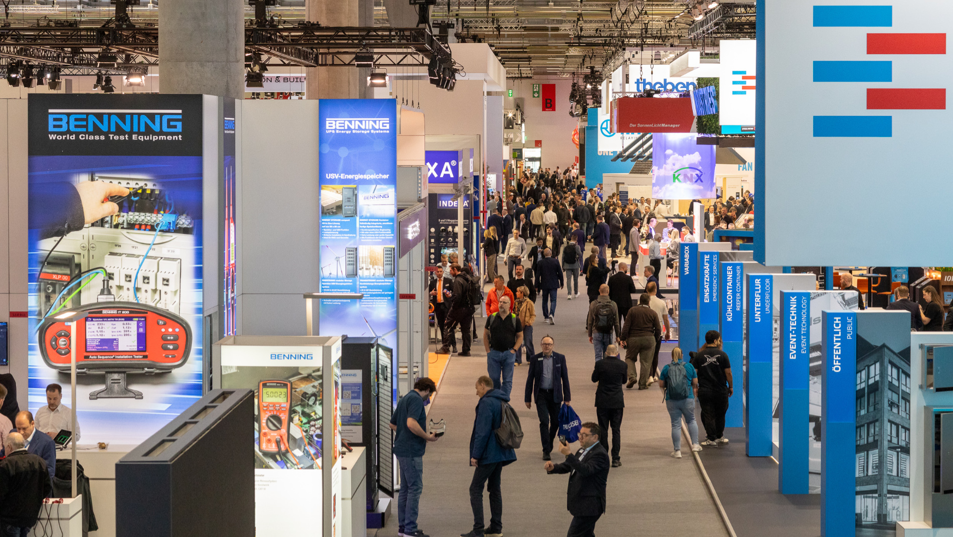 Besucher in einer Messehalle