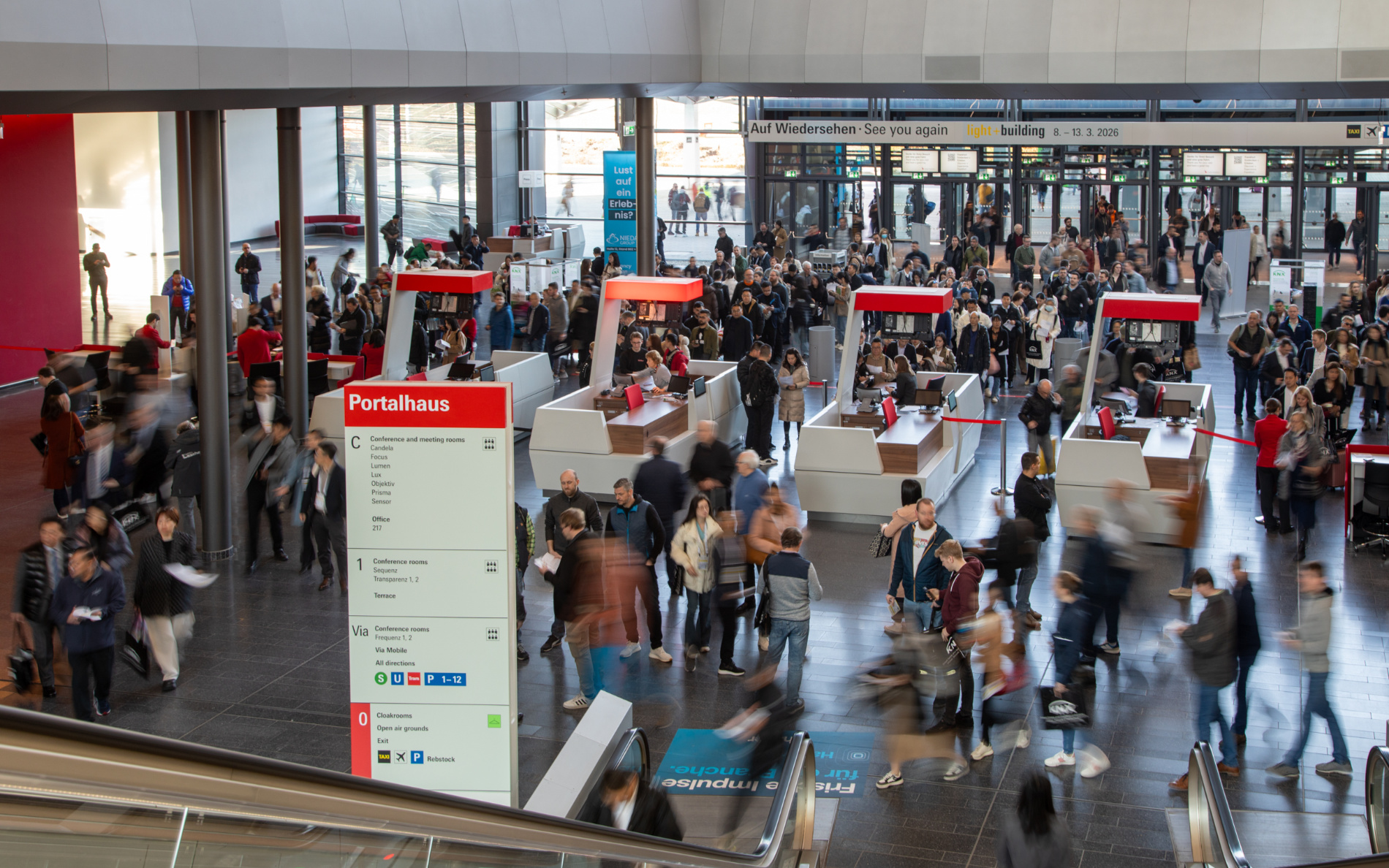 Fair visitors in the Portalhaus