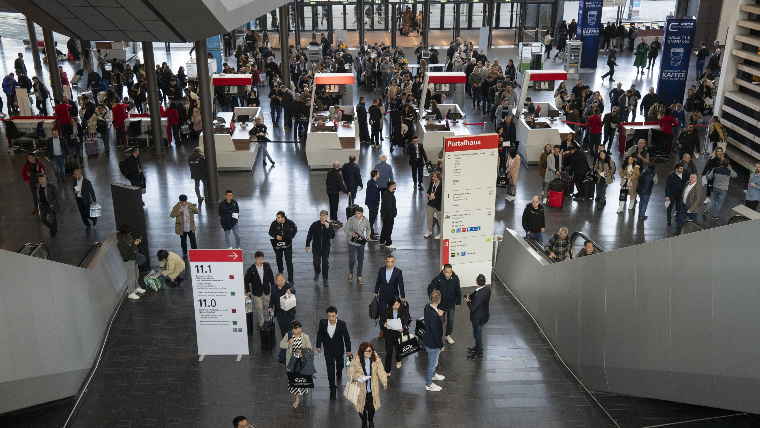 Messebesucher im Portalhaus