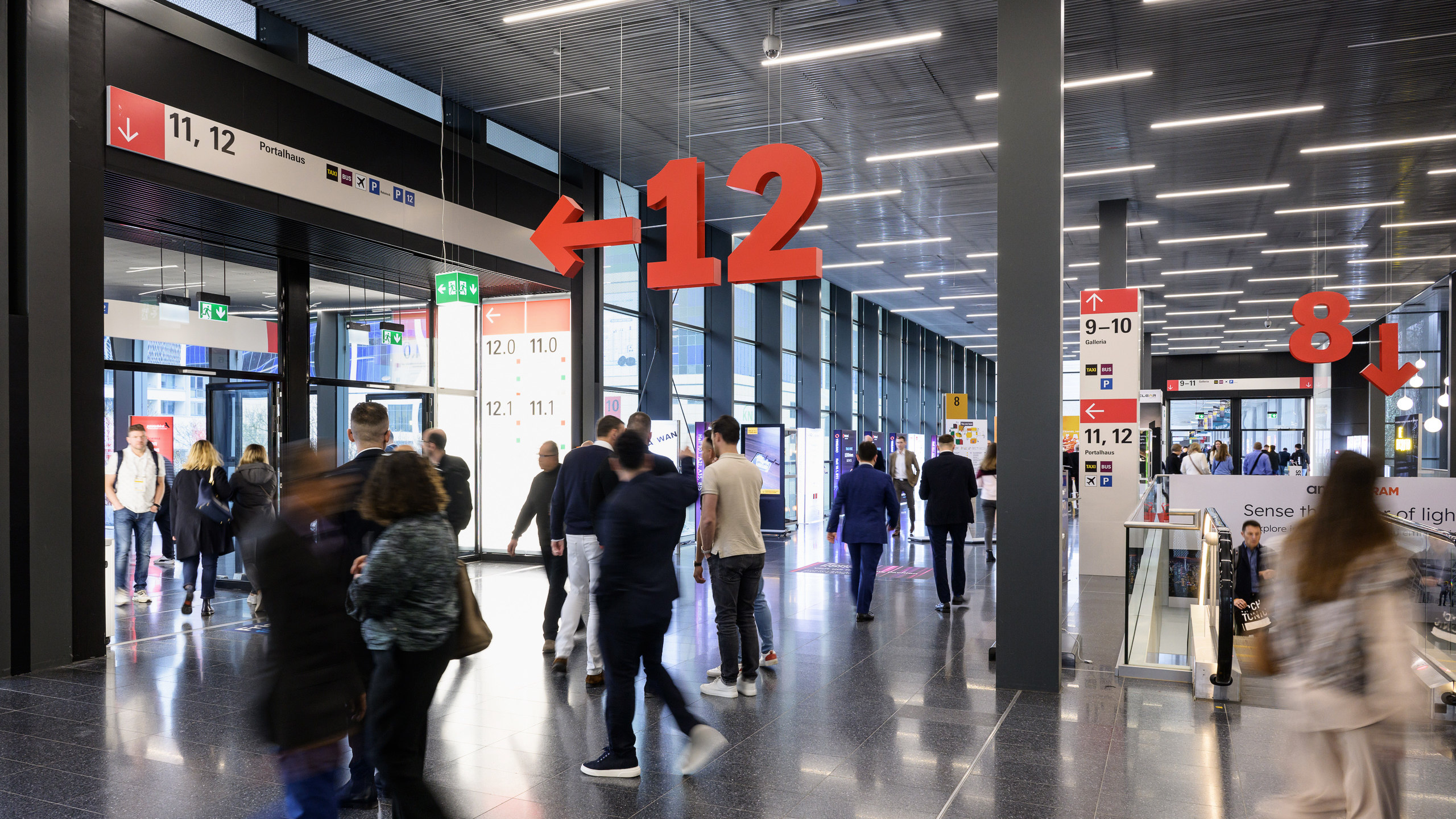 Messebesucher auf der Light + Building