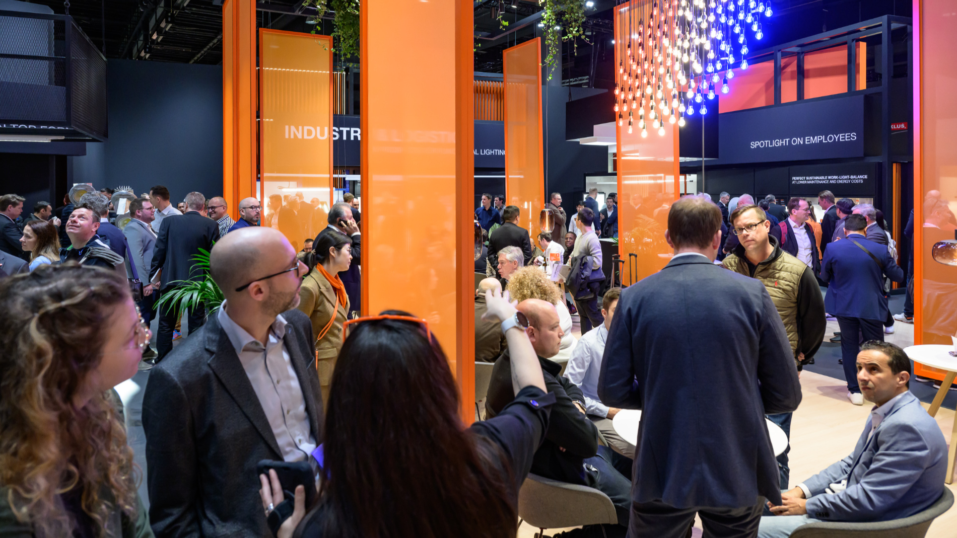 Trade fair visitors in the Startup Area