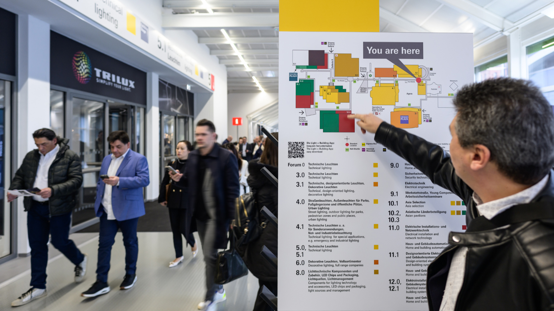 Ein Mann steht vor dem Geländeplan der Light + Building