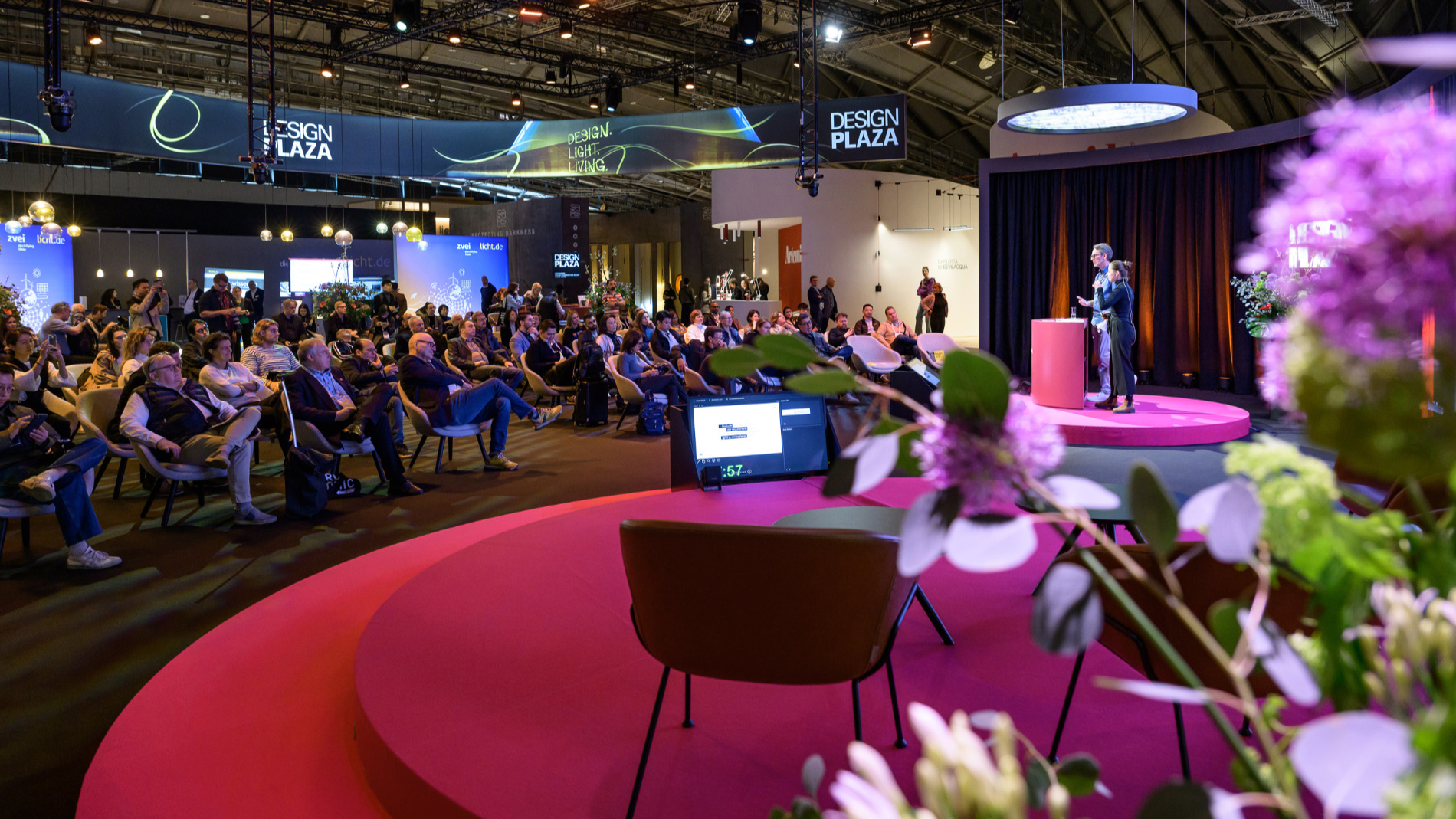 Im Lichtbereich ist die Design Plaza in Halle 3.1 zentraler Treffpunkt für Gesprächsrunden und Fachvorträge sowie Startpunkt für geführte Rundgänge. Quelle: Messe Frankfurt Exhibition GmbH / Pietro Sutera