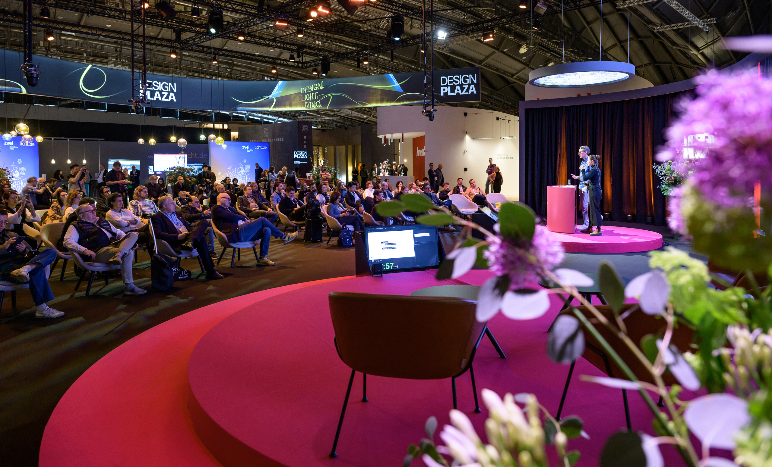 Im Lichtbereich ist die Design Plaza in Halle 3.1 zentraler Treffpunkt für Gesprächsrunden und Fachvorträge sowie Startpunkt für geführte Rundgänge.