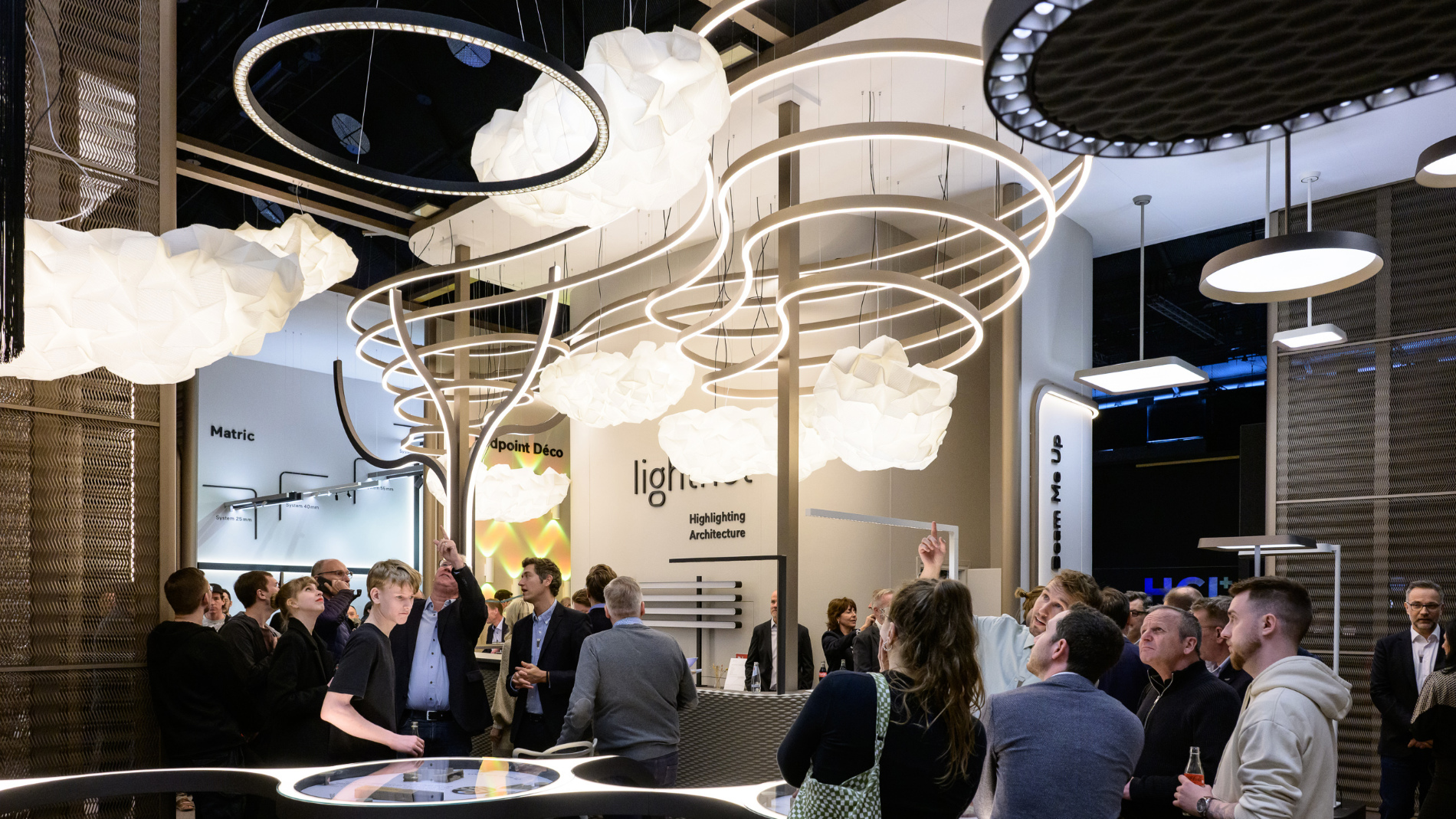 Discover lighting at Light + Building where the focus is on design and building-services technology. (Source: Messe Frankfurt Exhibition GmbH / Pietro Sutera)